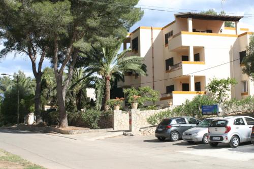 Cala Murada Apartment | Cozy Apartamentos Los Pinos with Ocean Views & Breakfast