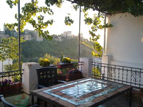 Sacromonte Apartment | Explore Apartamentos Miradores de Granada - Family Friendly Stays