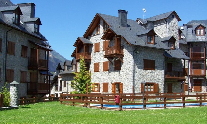 Linsoles Apartment | Family-Friendly Apartamentos Nevados with Pool Access