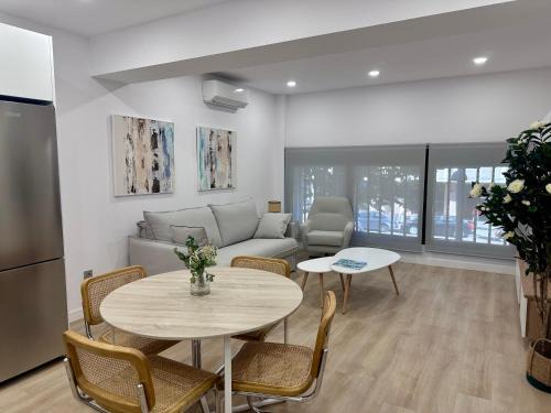 Alamedilla Apartment | Family-Friendly Stay at Apartamentos Paseo de la Estación