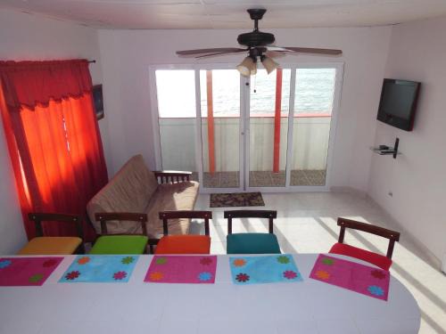 San Luis Apartment | Cozy Oceanfront Apartamentos Rocky Cay Bay with Breakfast