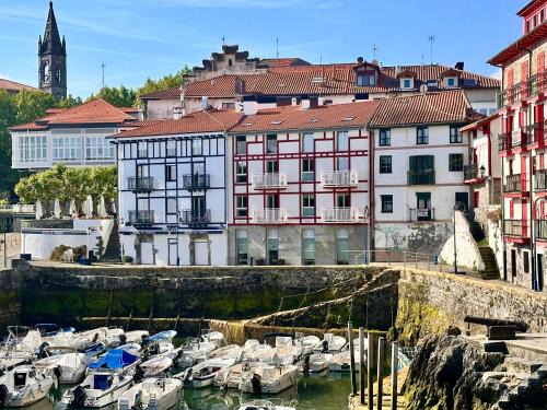 Mundaka Apartment | Oceanfront Getaway at Apartamentos&Spa Mundaka Port