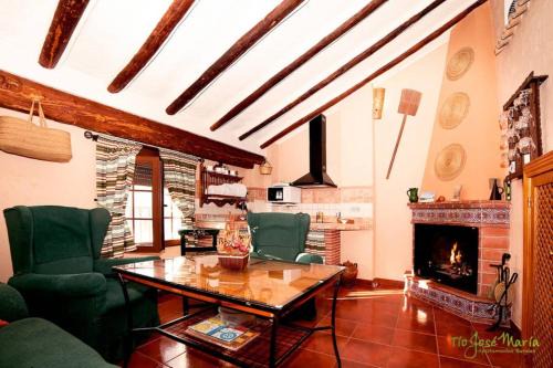 Hinojares Apartment | Family-Friendly Stay at Apartamentos Tío José María - 9.4/10!