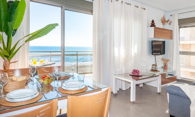 El Moncayo Apartment | Elegant Oceanfront Getaway at Rent Guardamar Apartments