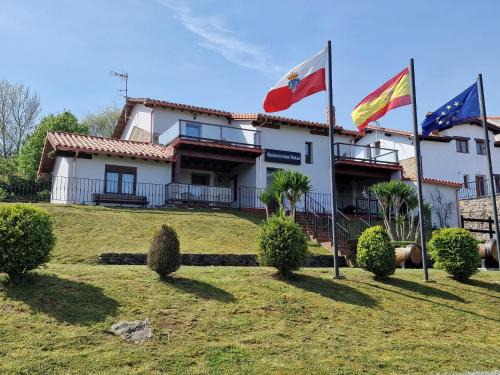 Santillana del Mar Apartment | Charming Apartamentos Viñas: Family-Friendly Retreat