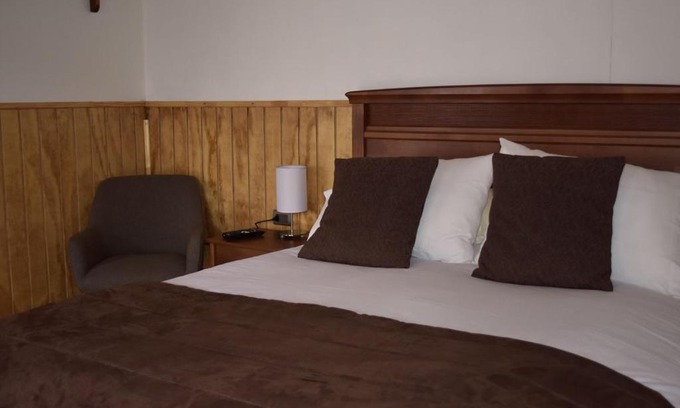 La Junta Bed & Breakfast | Exceptional Apartamentos Yagan with Breakfast & Hot Tub