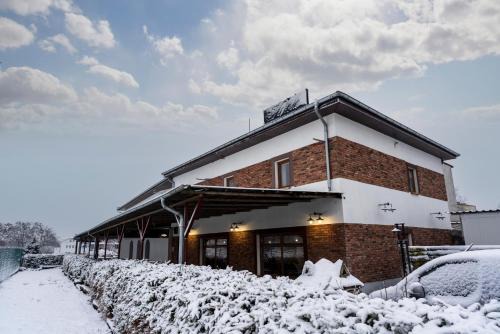 Kostrzyn Bed & Breakfast | Inviting Stay at Apartamentowiec Kuźniar with Hot Tub