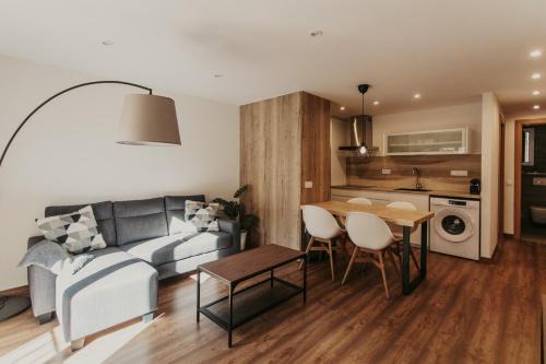 Campdevanol House | Pet-Friendly Retreat at Apartaments 7Gorgs with Breakfast