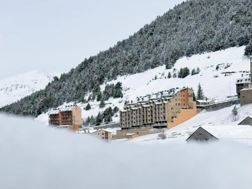 Bordes d'Envalira Apartment | Enjoy Comfort at Apartaments Els Llacs - Rated 9.1/10