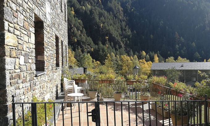 Llorts Apartment | Pet-Friendly Apartaments Vilaró with Spa and Breakfast
