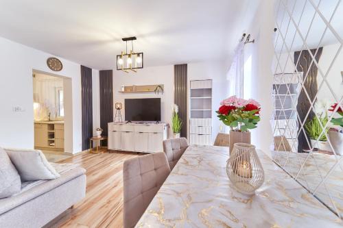 Głuszyca Gorna Apartment | Family-Friendly Stay at Apartamenty Sowi Most with Hot Tub