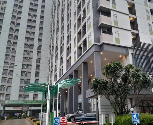 Tangerang Apartment | Convenient Stay at Apartemen Habitat Karawaci with Pool