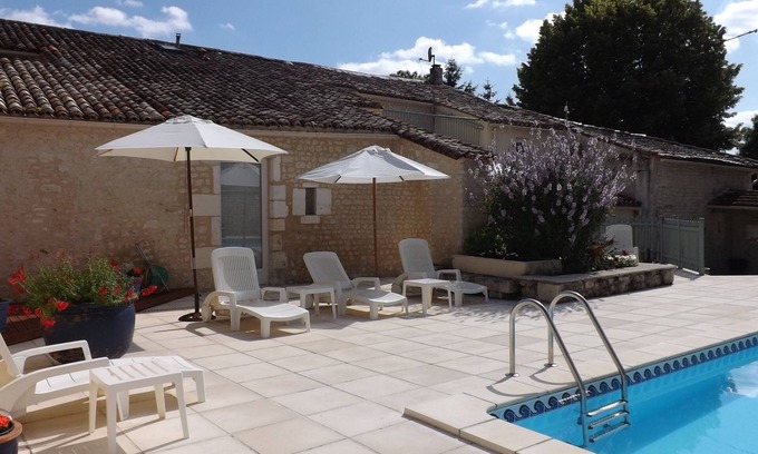 Bellevigne Apartment | Bright Apartment Ruisseau with Pool & Ocean Views