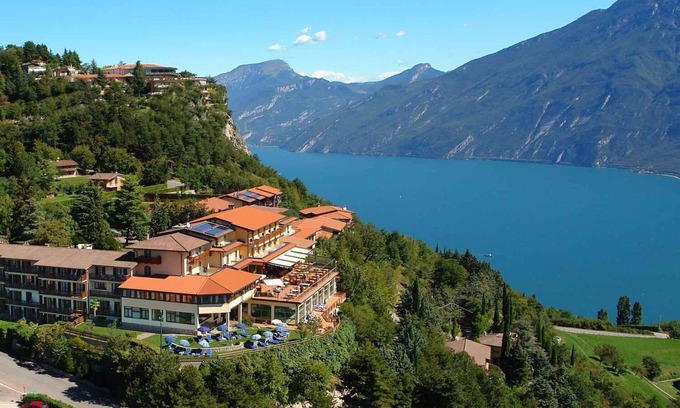 Campi Condo | Scenic Holiday Apartment with Lateral Lake View & Spa