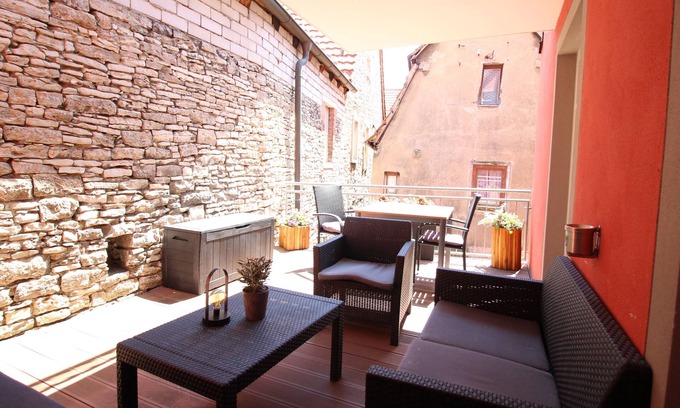 Dettelbach Apartment | Stylish Aparthotel Alte Schmiede Dettelbach with Pool & Kitchen