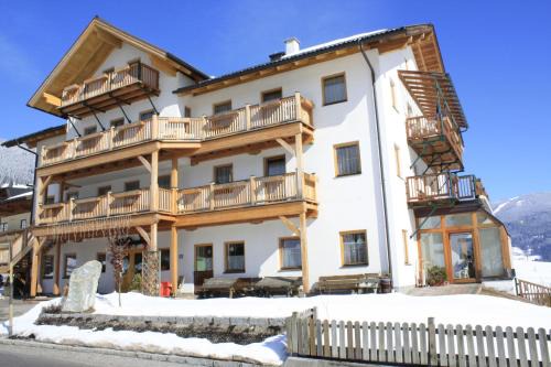 Flachau Apartment | Discover Comfort at Aparthotel am Reitecksee with Hot Tub