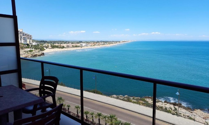 Faro de Cullera Apartment | Oceanfront Aparthotel El Faro with Pool and Ocean View