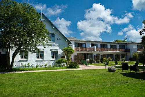 Wenningstedt-Braderup Apartment | Top-Rated Aparthotel Friesenhof with Hot Tub & Pet-Friendly