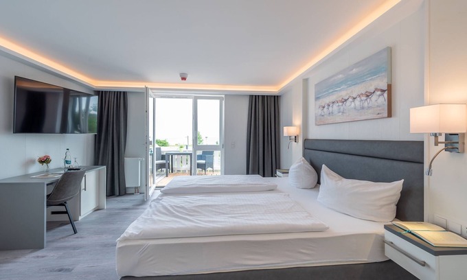 Neu Mukran Hotel | Discover Comfort at Aparthotel Koenigslinie with Dining & Family Perks