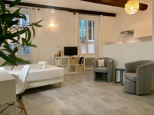 Old Town Apartment | Pet and Child-Friendly Retreat at Cocon de Gilly