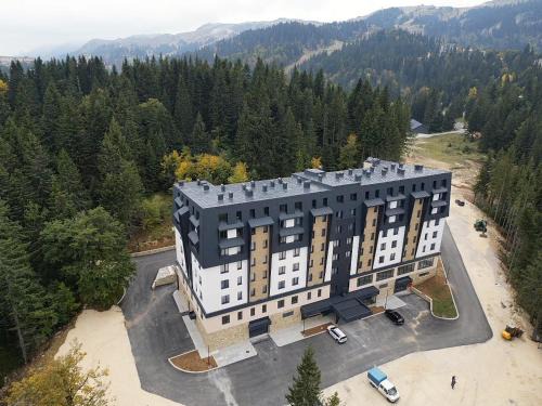 Jahorina Apartment | Relax at Aparthotel Zlatni Javor with Oceanfront Views