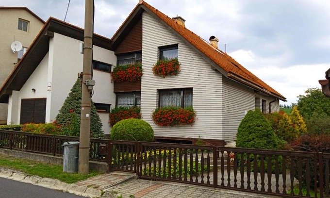 Nemce House | Cozy Escape 6 km from Banská Bystrica with Hot Tub