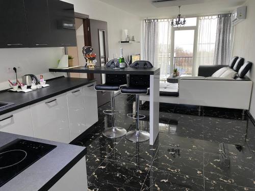 Kaluza Apartment | Inviting Bling Apartment with Hot Tub Near Zemplínska Šírava