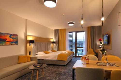 Besenova Apartment | Delightful Stay at Apartmán GOLD Akvamarín with Pool & Hot Tub