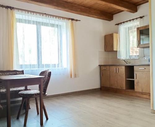 Pravonin Apartment | Family-Friendly Apartmán Karhule with Pool near Blaník