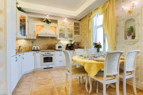 Karlovy Vary Apartment | Pet-Friendly Apartmán Nostalgia with Hot Tub & Breakfast