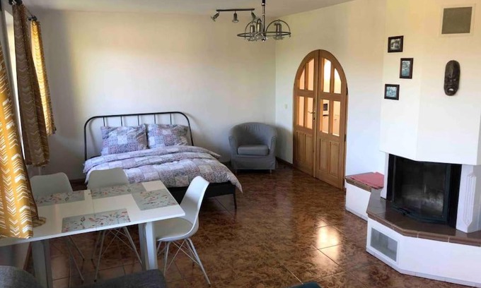 Havlovice Apartment | Cozy Apartment with Terrace and Garden by Cycling Trail