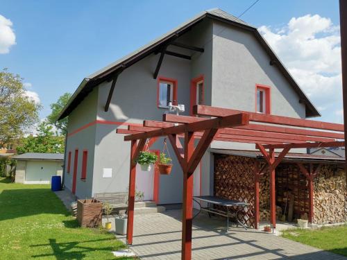 Varnsdorf House | Family-Friendly Stay at Apartmán u Šálku with Pool Access