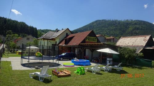 Lucky House | Family-Friendly Apartmán u Benkov with Kitchen Amenities