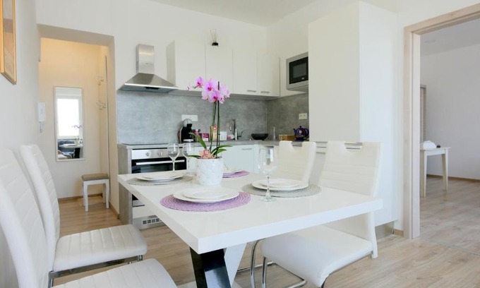 Znojmo Apartment | Cozy 2+KK Apartment: Pet & Child Friendly, Rated 9.5/10