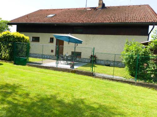 Cerna V Posumavi Apartment | Idyllic Getaway at Apartmán u Vrbů with Oceanfront Pool