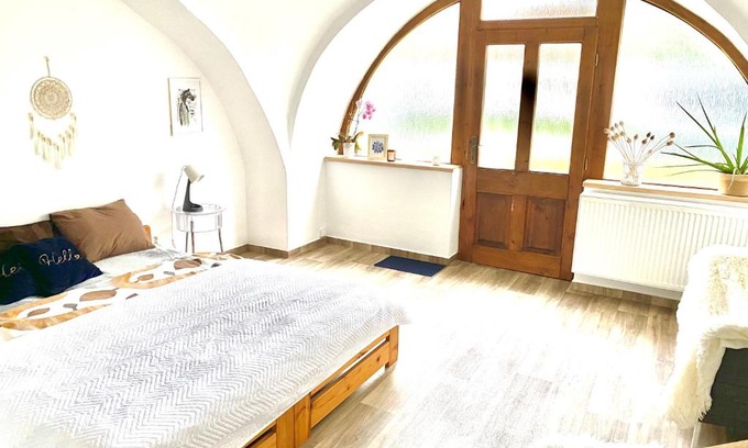 Libceves Apartment | Pet-Friendly Apartment in Židovice Horse Arena