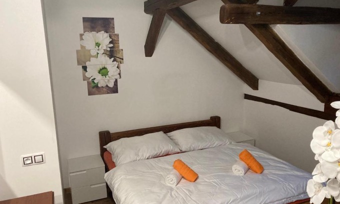 Sec Apartment | Family-Friendly Retreat: Apartmánový dům 13 Podkroví 2
