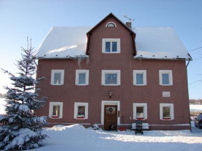 Kovarska Apartment | Pet-Friendly Retreat: Apartmány Forest with Hot Tub & Kitchen