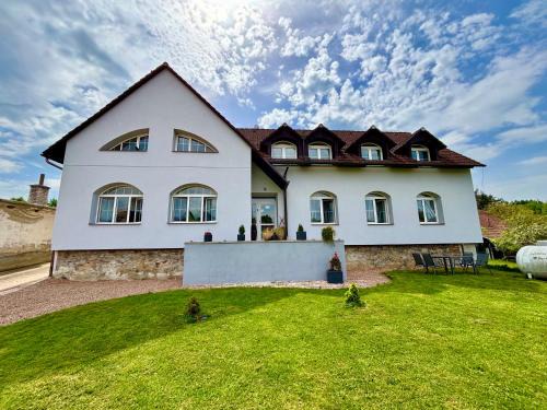 Pernstejnske Jestrabi Apartment | Explore Apartmány Maňová: Pet-Friendly & Family-Oriented