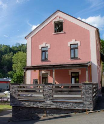 Becov nad Teplou Apartment | Family-Friendly Apartments Near the Castle with Spa Access