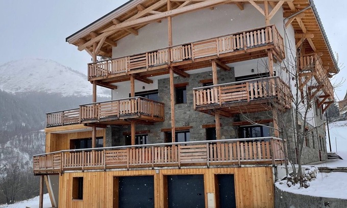 Saint-Francois-Longchamp Apartment | Mountain Apartment Steps from Ski Lifts with Spa & Kitchen