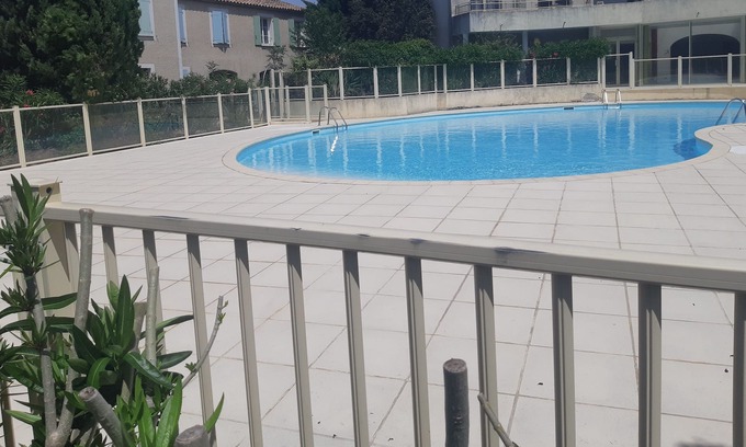 Sainte-Cecile-les-Vignes Apartment | apartment with balcony, secure residence with swimming pool