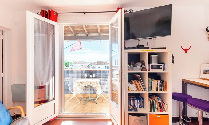 Saintes-Maries-de-la-Mer Apartment | Oceanfront Apartment "Le Tau" with Balcony & Wi-Fi