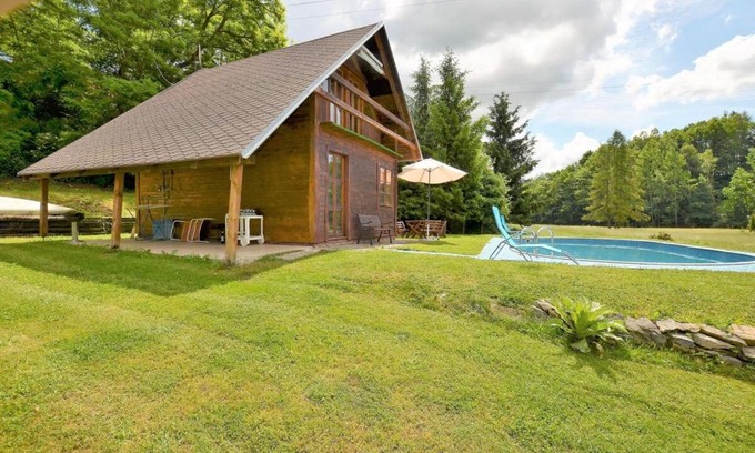 Bechyne House | Pet-Friendly Retreat: Enjoy a Pool at Apartma Šťastný III