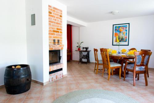 Metlika Apartment | Elegant Apartma Marija: Oceanfront Stay with Pool Access