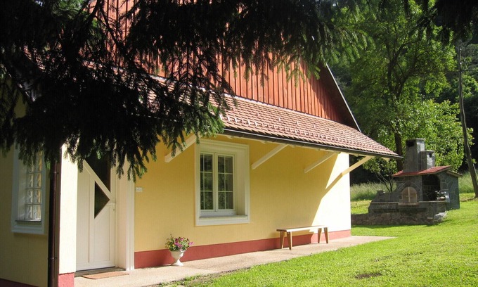 Slovenska Bistrica House | Riverside Retreat: Apartma Vintgar with Kitchen & Breakfast