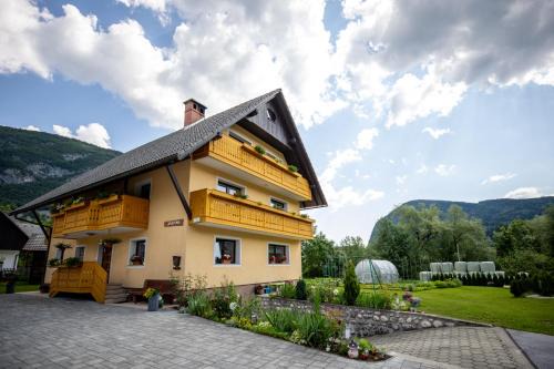 Studor Apartment | Family-Friendly Retreat at Apartmaji Matej Cvetek