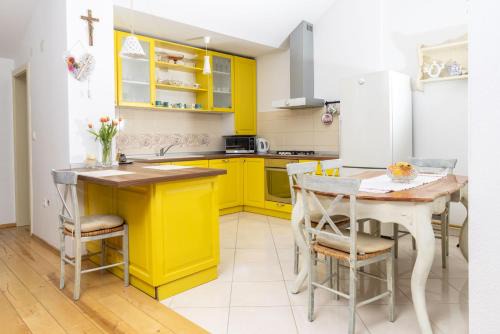 Vinkovci Apartment | Child-Friendly Apartman Žurić with Exceptional Guest Rating
