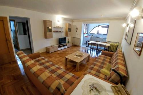 Stinjan Apartment | Spacious Apartment with Ocean View & Private Parking