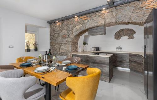 Bregi Apartment | Experience Oceanfront Bliss at Apartman 2A with Pool